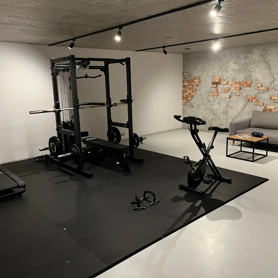 Elegancka strefa treningowa 16 m2 z matami Gym Square Pro